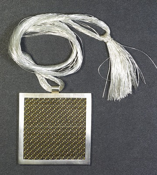 織物ペンダント　角型　銀紐